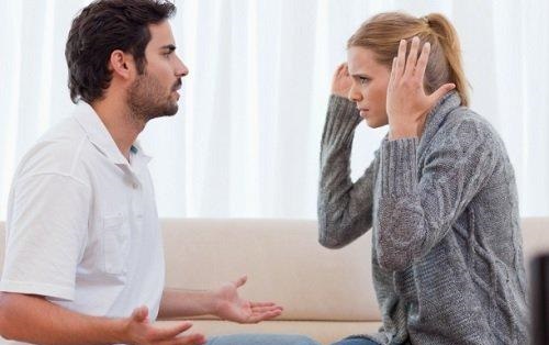 बहस करती हुयी जोड़ी