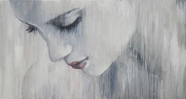 नीचे देखती महिला