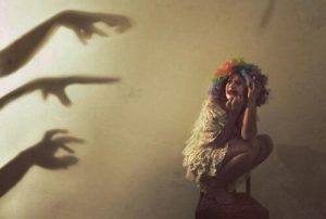 6 प्रकार के नेगेटिव लोग: इनसे बचें