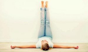 अपनी टांगों को रोज 20 मिनट के लिए ऊपर उठाने के फायदे