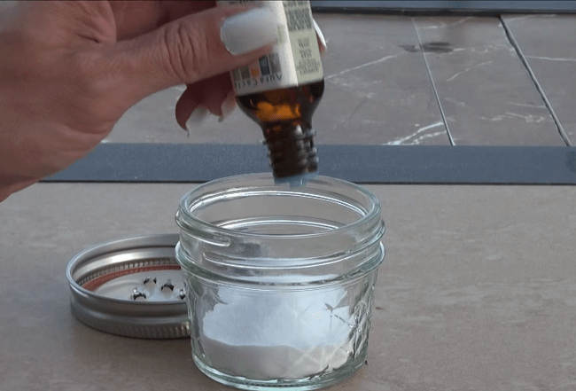 तकियों को साफ़-स्वच्छ रखें: बेकिंग सोडा