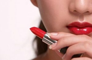 हानिकारक ब्यूटी प्रोडक्ट जिनका इस्तेमाल आपको तुरंत बंद कर देना चाहिए