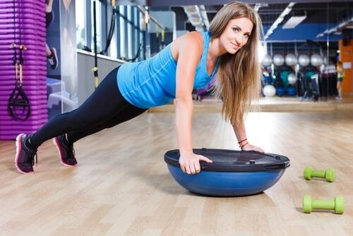 एब एक्सरसाइज़ के विकल्प: जिम बॉल पर लोड बियरिंग