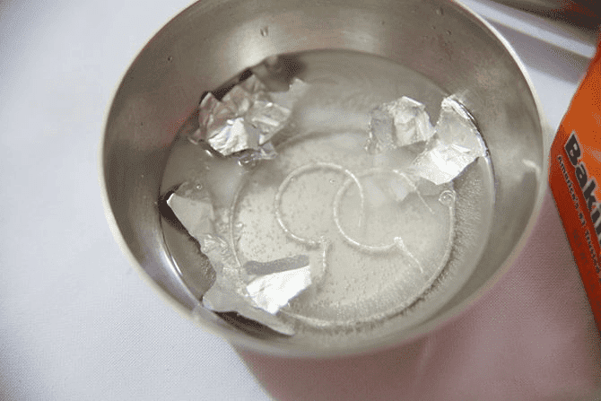 एल्युमीनियम फॉयल: चांदी चमकाएं