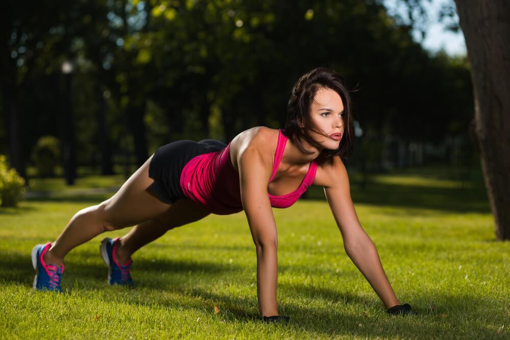 15 मिनट की फैट बर्निंग रूटीन: एक हाथ से पुश अप्स