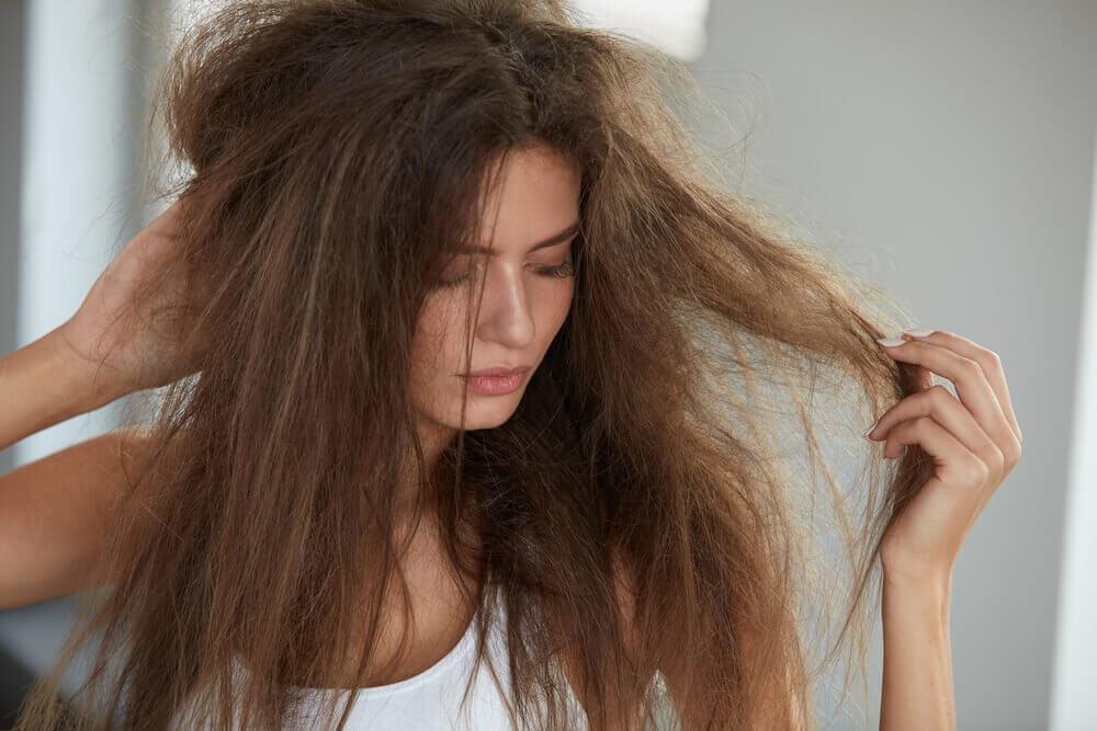 इन 5 प्राकृतिक उपचारों से अपने बालों को हाइड्रेट करें