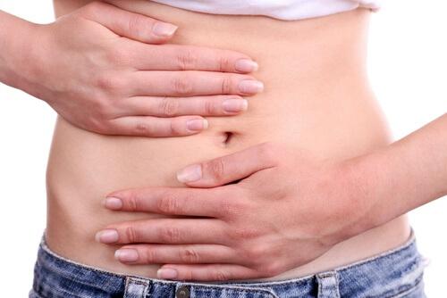 ओवेरियन कैंसर के वे 7 लक्षण: पेट बढ़ना