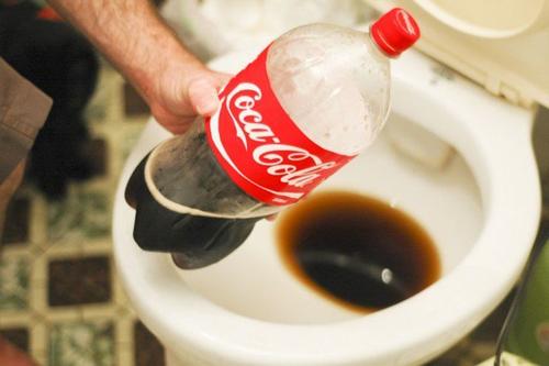 कोका-कोला से अपने टॉयलेट की सफाई करें