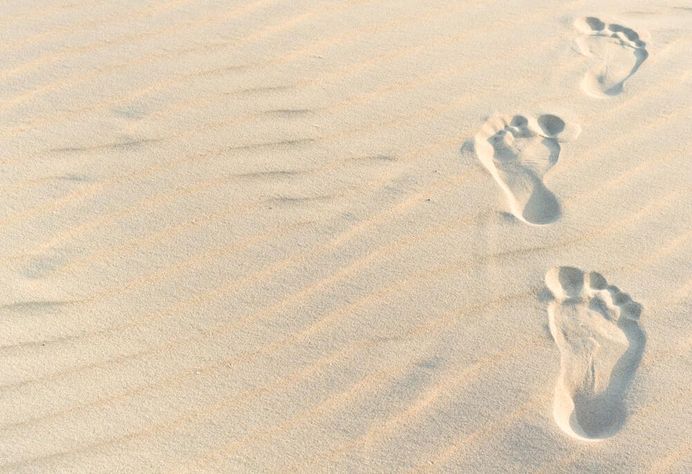 रेत में पैरो के निशान