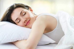 रोज़ शहद खाने के फायदे: बेहतर नींद आती है
