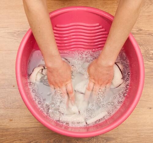 सफेद कपड़ों की चमक निखारें: नींबू और नमक