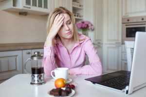 अच्छी नींद सोने के लिए चाय कॉफ़ी से बचें