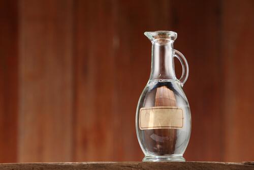 कानों की सफ़ाई के लिए विनेगर और अल्कोहल