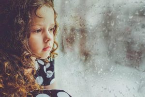 बचपन में प्यार न मिलने पर बड़े होकर लोग कैसे बन जाते हैं