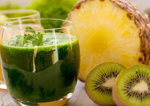 वेस्ट-स्लिमिंग स्मूदी: अनानास और कीवी जूस