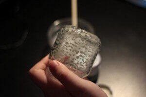 रोशन मर्तबान के अंदर रंग लगाने के लिए ब्रश