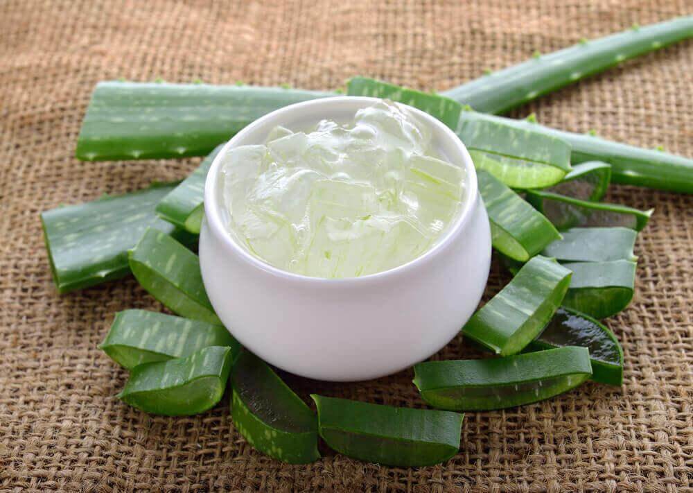 झूलती पलकों के लिए एलो वेरा