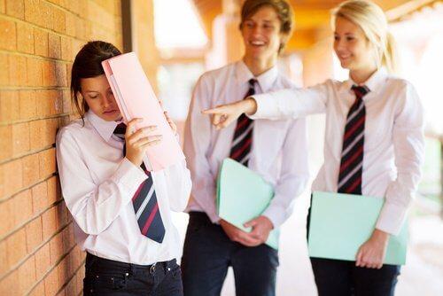 7 तरह के टॉक्सिक लोग: बुलिज़ से दूर रहे