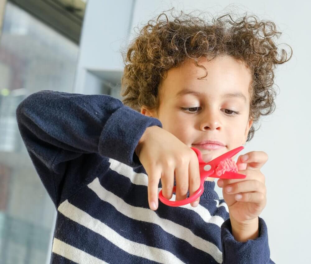 बच्चों के सामने झगड़ने का नतीज़ा: साथ में कैंची -1