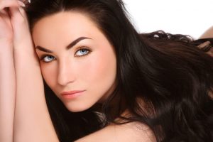 कम समय में लम्बे और मजबूत बाल पाना चाहती हैं? ये नेचुरल उपाय अपनायें