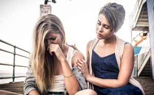 क्रॉनिक विक्टिम मानसिकता वाले लोगों का बर्ताव