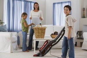 सफ़ाई की आदतें: घरवालों के साथ मिलकर घर की सफाई करें