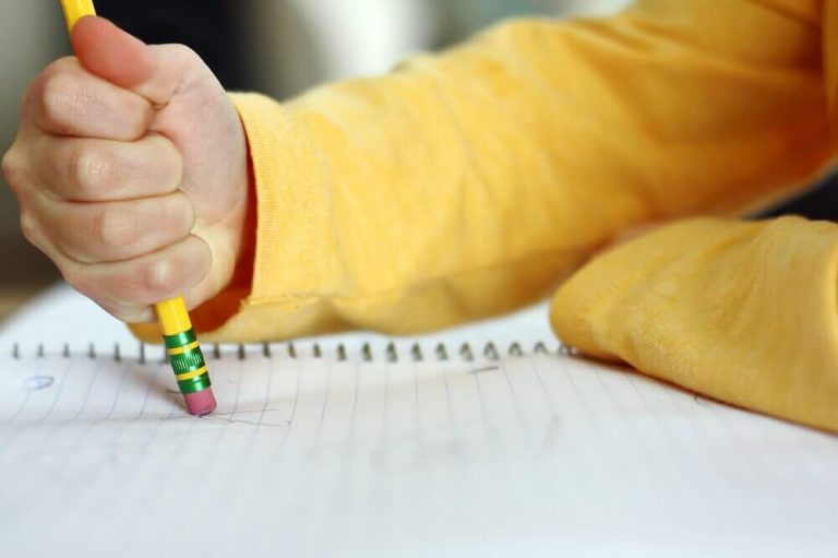 गौर कीजिये: ये लक्षण आपके बच्चे को पढ़ाई-लिखाई में हो रही मुश्किलों के संकेत हो सकते हैं