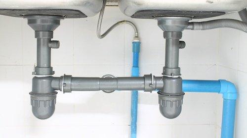 नाली और पाइप की दुर्गंध से बचने के लिए पाइप्स को सील कर दें