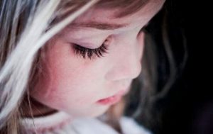 हाइपर पेरेंटिंग: दुनिया को नाखुश बच्चे देने का तरीका