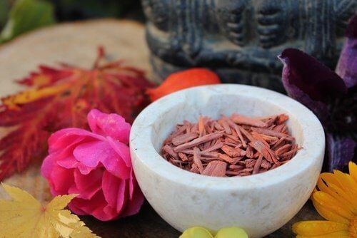 चंदन और गुलाब जल से अपने दाग-धब्बों से छुटकारा पाएं