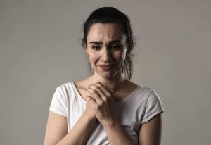 क्रॉनिक विक्टिम मानसिकता: कुछ लोग दिन भर शिकायतें ही क्यों करते रहते हैं?