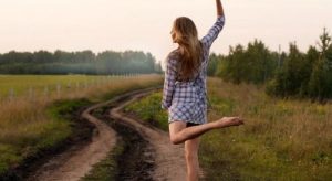 अल्ज़ाइमर से बचने के लिए लें नाचने और चलने का मजा