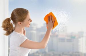6 ट्रिक्स जो करेंगी आसानी से खिड़कियों की सफ़ाई