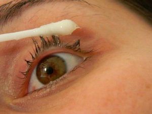 लंबी पलकों की ख़्वाहिश है? आज़माएं ये नेचुरल ट्रीटमेंट