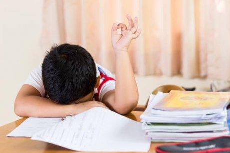 बच्चों के लिए देर से सोना थकान का कारण है 