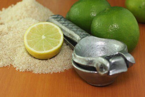 टूटते नाखून के लिए नींबू