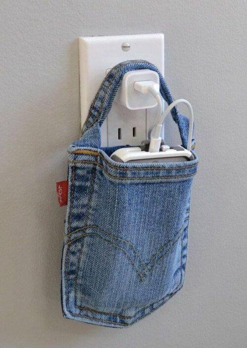 पुरानी जीन्स से अपने फ़ोन को चार्ज करने वाला बैग बनाएं