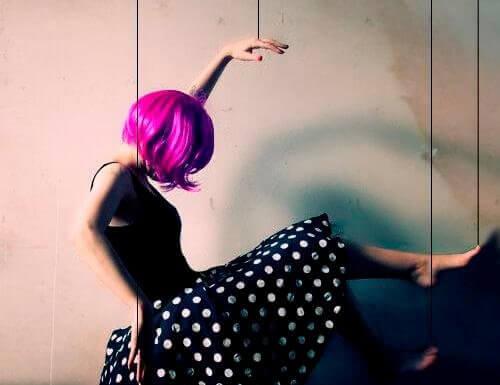 क्रॉनिक विक्टिमाइज़ेशन मानसिकता के हाथों की कठपुतली न बनें