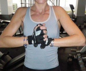 अपनी हथेलियों को जोड़कर अपनी छाती में मज़बूती लाएं