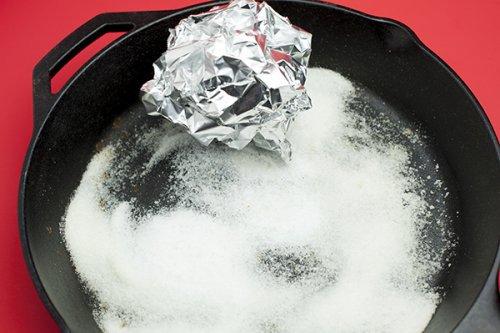 बर्तनों को नया बनायें: फॉयल से सफाई