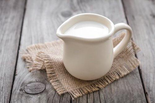 खाद्य जो लड़ते हैं थकान और सिरदर्द से: दूध