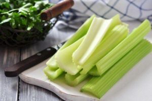 9 हैरतंगेज़ फायदे, इनके लिए ज़्यादा मात्रा में सेलरी का सेवन करें