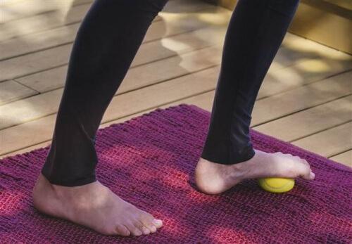 एड़ी के दर्द से राहत दिलाने वाली रोलिंग मसाज