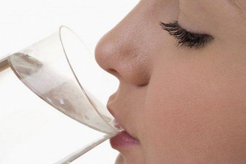 7 लक्षण जो बताते हैं, आपको तुरंत पानी पीना चाहिए