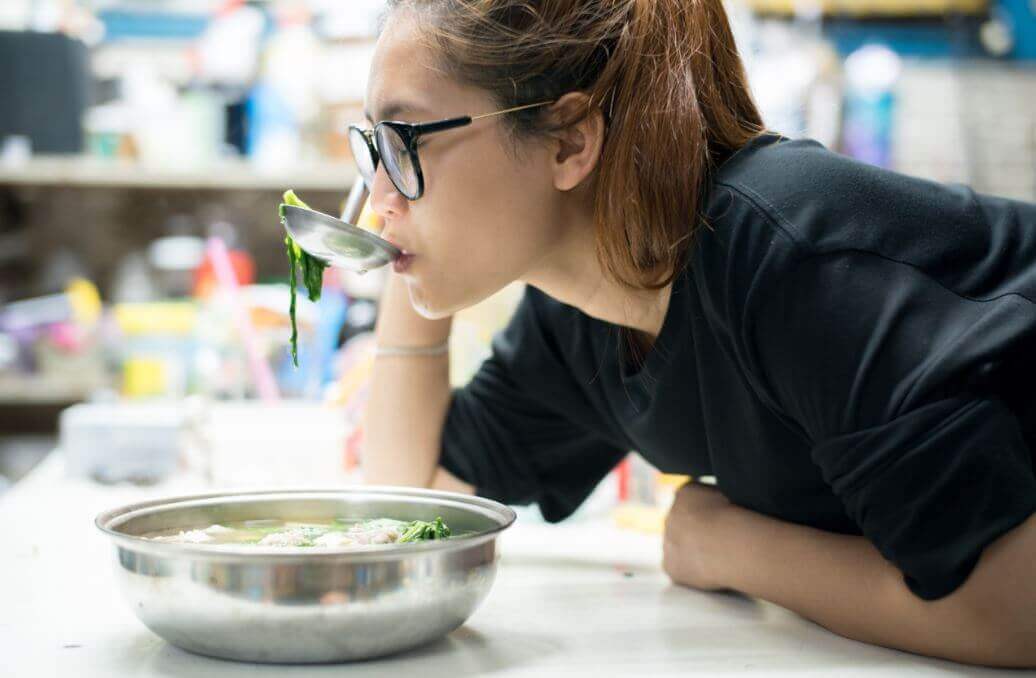 कैबिज सूप डाइट लेती हुयी औरत