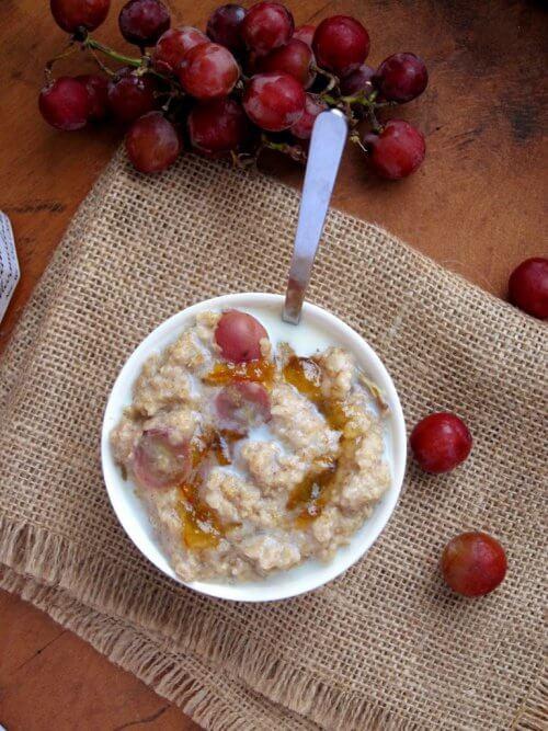 ओट्स और अंगूरों वाला ब्रेकफास्