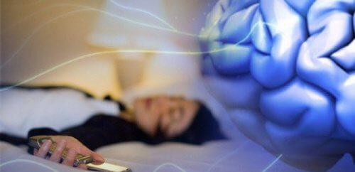 फ़ोन को साथ लेकर सोने से आने वाली नींद की कमी