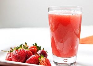 कोलेस्ट्रॉल लेवेल्स संतुलित करने के लिए स्ट्रॉबेरीज़