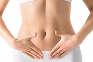 क्या आपका पेट फूल रहा है? पेट की सूजन घटाने के 9 आश्चर्यजनक नेचुरल तरीके