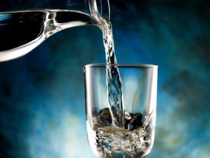 नेचुरल तरीके से जल प्रतिधारण में कमी के लिए पानी पियें